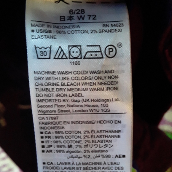 Khakis by GAP Girlfriend 5 Inch Cargo Type Shorts - Picture 12 of 14